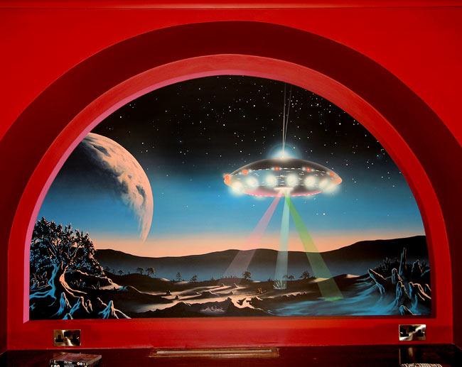 SALONY  - ufo-mural-in-arch.jpg