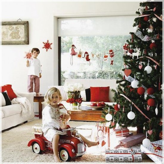 Choinka pomysly - 5-Ideas-Christmas-Tree-for-Children-Room-Decoration-child-playing-with-a-red-toy-cars-588x587.jpg