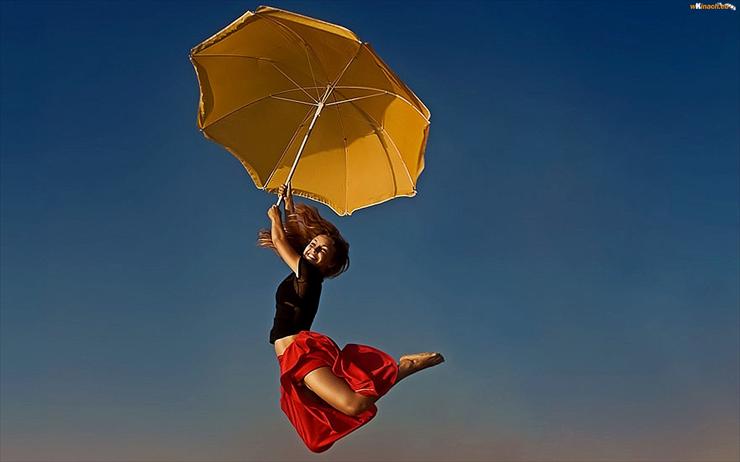 ARCHIWUM - olty-kobieta-parasol.jpeg