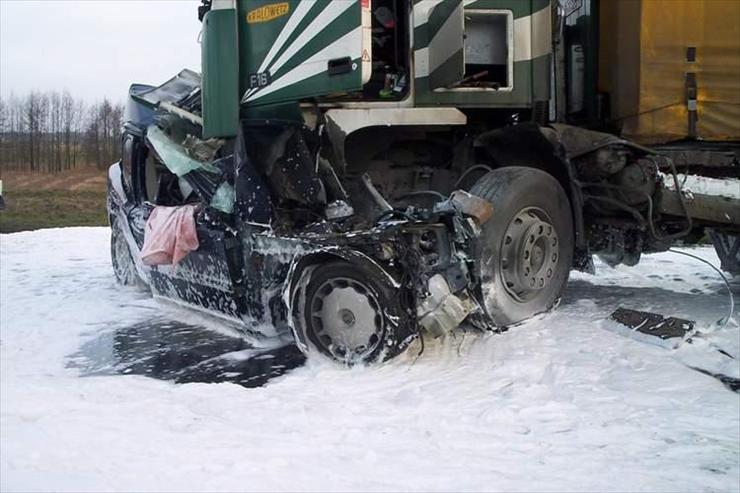 Tragiczne wypadki tylko dla ludzi o mocnych nerwach - Volvo_crash2.jpg