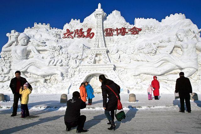 Pejzaże i widoki - 00000008Rzeźba w śniegu przedstawia chiński Wielki...Eiffla, ma symbolizować przyjaźń chińsko-francuską.jpg