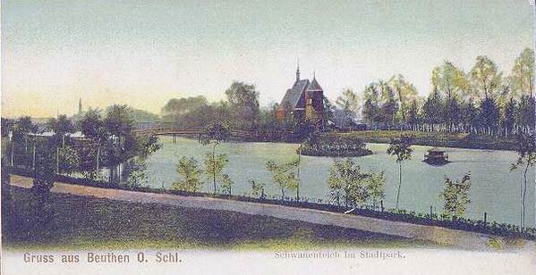 Beuthen - Im Stadtpark - Schwanenteich und Schrotholzkirche.jpg