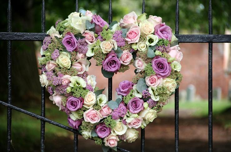 Serca - roses_lisianthus_russell_flowers_fence_heart_song_62245_2400x1580.jpg
