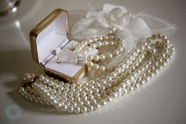 Dekoracje z perłami - 01-wedding-pearls-and-hair-piece.jpg