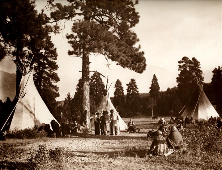 Photos of Indians... - 1910-1925 Edward S. Curtis  Camp Flathead sur la...a rivire Jocko, Flathead camp on the Jocko river.jpg