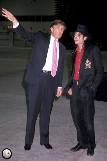 1990.04.06 - Michael Jackson attends th... - michael-jackson-attends-the-opening-of...donald-trumps-taj-mahal-casino47-m-14.jpg